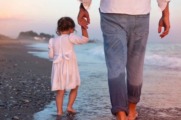 Молодой Папа Маленькой Дочерью Гуляет Морскому Пляжу Лучах Заката Отец Лицензионные Стоковые Изображения