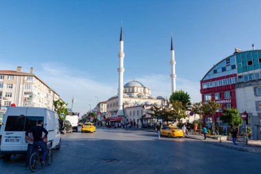 Türkiye, İstanbul 02.06.2022: İstanbul 'da cami ve işlek cadde mavi gökyüzüne karşı, Türkiye. Büyük Türk şehrinin güzel yaz fotoğrafı.