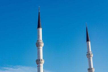 Güneşli bir yaz gününde caminin minareleri açık mavi gökyüzüne karşı. İstanbul, Türkiye 'deki cami.