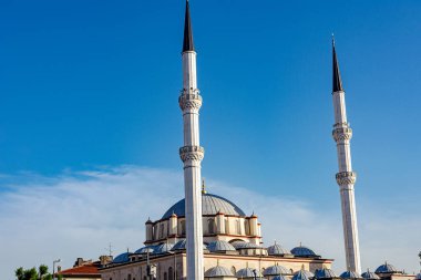 İstanbul 'daki cami mavi gökyüzüne karşı, Türkiye. Büyük Türk şehrinin güzel yaz fotoğrafı.