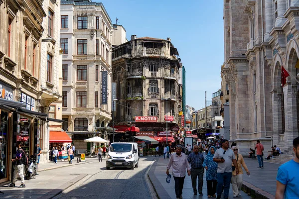 Turquía Estambul 2022 Foto Una Calle Concurrida Estambul Zona Mercado — Foto de Stock