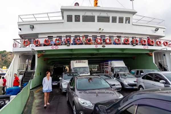 Τουρκία Κωνσταντινούπολη 2022 Αυτοκίνητα Μεταφέρονται Πλοίο Πλοίο Μεταφέρει Αυτοκίνητα Στην — Φωτογραφία Αρχείου