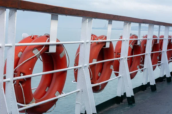 Σωσίβιοι Κρέμονται Πάνω Ένα Πλοίο Που Επιπλέει Στα Κύματα — Φωτογραφία Αρχείου