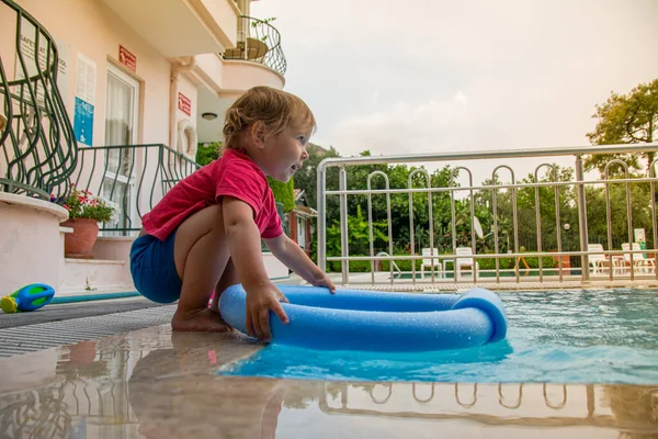 Uma Menina Uma Camiseta Vermelha Shorts Azuis Brinca Com Brinquedos — Fotografia de Stock