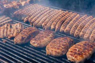 Markette barbekü. Güneşli bir günde ızgara et tabağı pişirmek. Şiş kebap, kebap, köfte.