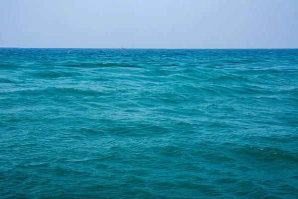 Beautiful Sea Turquoise Colored Waves Sea Waves Open Sea Boat — Zdjęcie stockowe