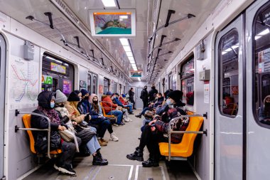 Kyiv, Ukrayna 11.20.2020: İnsanlar metroya biniyor, yolcular COVID-19 salgını nedeniyle maske takıyor.
