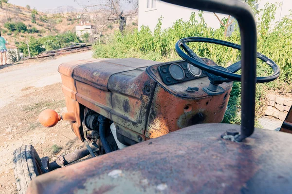 Starý Červený Traktor Otevřenou Kabinou Fotografie Venkovského Tahače Bez Taxíku — Stock fotografie