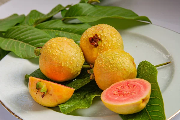 Dojrzałe Żółte Owoce Liście Guawy Białym Tle Piękne Owoce Pospolitych — Zdjęcie stockowe