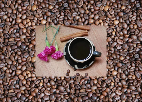 Small Cup Black Coffee Coffee Beans Rose Flowers — Stockfoto