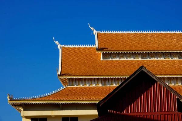 Çatı tapınak tapınak çatı ve açık gökyüzü. Tayland tapınak çatı. Sanat Mimarlık çatı. Tay tarzı Tapınağı çatı