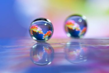 Soyut yağlı boya fırça, çiy damlacıkları otu ve kırmızı yaprak yansıtan bir bıçak yakından