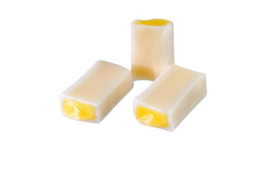 Karamelli meyveli şekerler beyaz üzerine