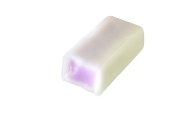 Karamelli meyveli şekerler beyaz üzerine