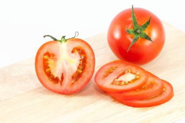 Domatesler, ahşabın üzerinde korunması için otlarla pişirilir.