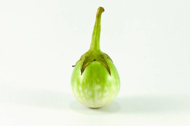 yeşil patlıcan beyaz arkaplanda izole edildi
