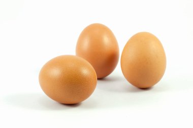 Beyaz arkaplanda üç yumurta izole edilmiş