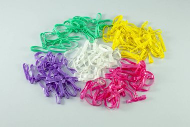 Beyaz arka plan üzerinde renkli plastik bant