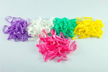 Beyaz arka plan üzerinde renkli plastik bant