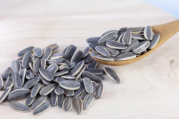 ay çekirdekleri beyaz arkaplanda birikiyor