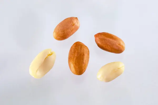 Geschälte Und Geöffnete Erdnüsse — Stockfoto