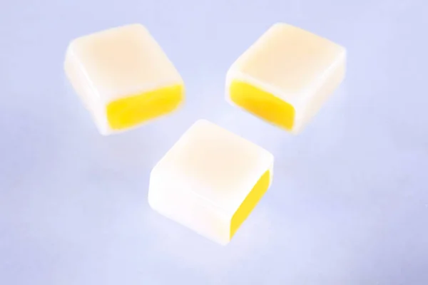 Karamelli meyveli şekerler beyaz üzerine