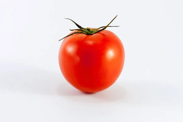 Μία Φρέσκια Κόκκινη Ντομάτα Απομονωμένη Στο Λευκό — Φωτογραφία Αρχείου