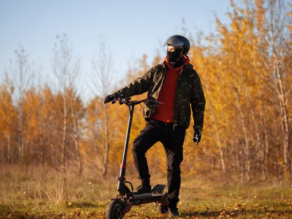 Mann Fährt Mit Leistungsstarkem Elektroroller Auf Waldwegen — Stockfoto