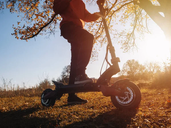 Elektromos Robogó Közelsége Egy Őszi Parkban — Stock Fotó