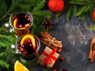 Noel şarabı tarçınlı, portakallı, yaban mersinli ladin dallı kırmızı şarap.