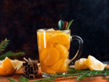 Lezzetli, yaratıcı bir Noel ve yeni yıl. Mandalinalı, tarçınlı ve anasonlu şarap iç.