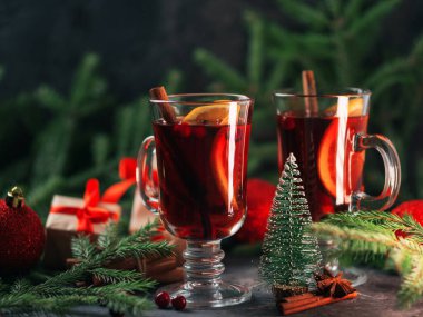 Noel şarabı tarçınlı, portakallı, yaban mersinli ladin dallı kırmızı şarap.