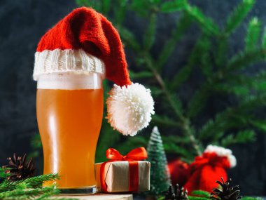 Noel Baba 'nın şenlik şapkasında bira bardağı var. Noel partisi