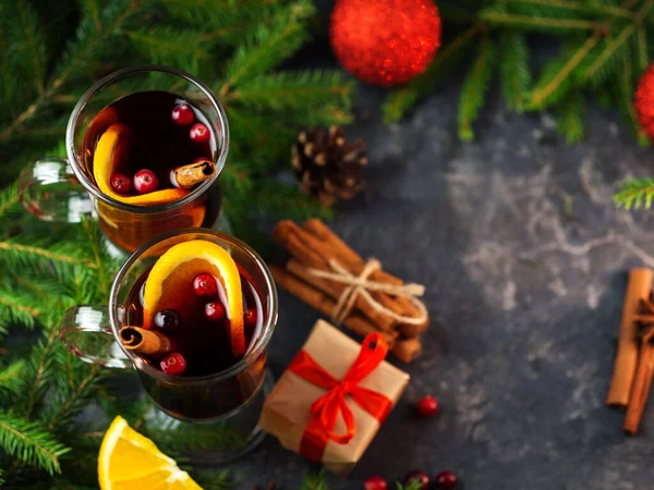 Weihnachtsglühwein Mit Zimt Orange Preiselbeeren Auf Dem Festlichen Tisch Mit — Stockfoto
