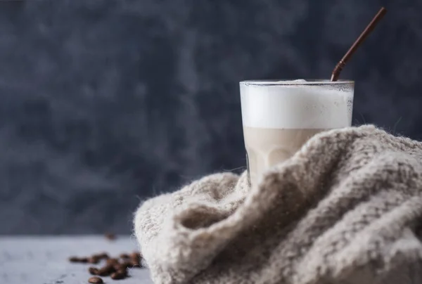 Nahaufnahme Eines Glases Kaffee Cappuccino Mit Zimt Auf Dem Tisch — Stockfoto