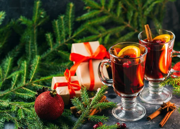 圣诞红葡萄酒 红葡萄酒 越橘和云杉枝条放在节日桌上 — 图库照片