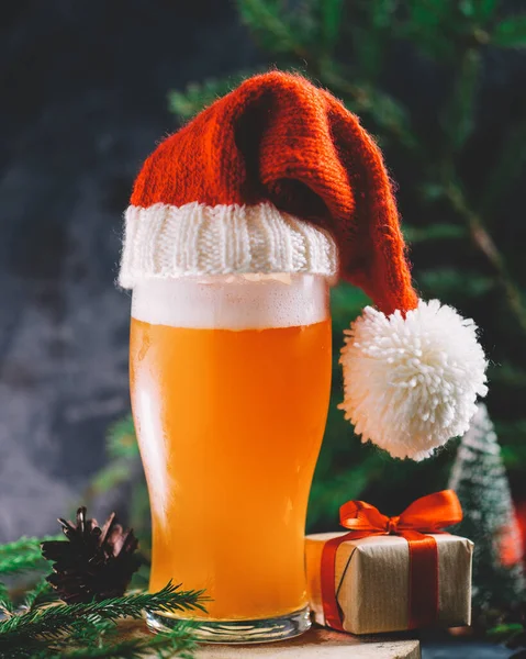 Copo Cerveja Natal Chapéu Festivo Pai Natal Festa Natal — Fotografia de Stock