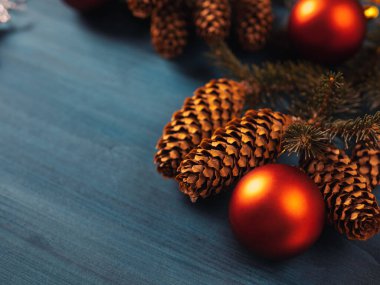 Kozalaklı ve kırmızı toplu Noel ağacı dalları. Noel arkaplan kopyalama alanı