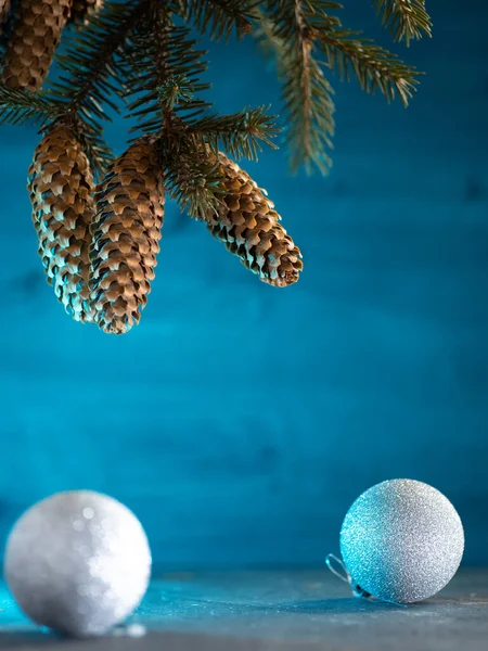 Minimalista Ünnepi Háttér Karácsonyfa Ágak Kúpok Ezüst Golyó Másolási Tér — Stock Fotó