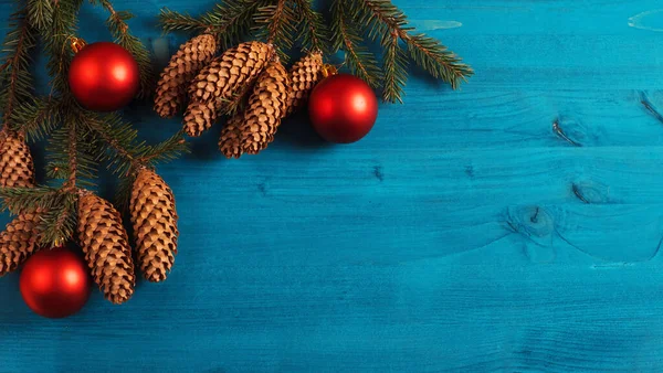 Top Kilátás Karácsonyi Háttér Ágak Egy Karácsonyfa Bóják Egy Kék — Stock Fotó