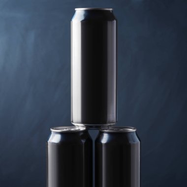 Alüminyum siyah bira ya da soda kutularına yakın çekim