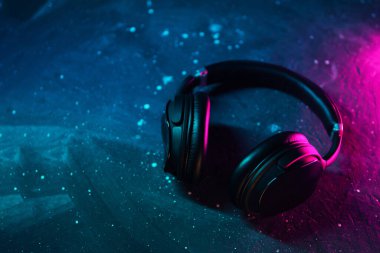 Modern yüksek kaliteli kablosuz kulaklık, neon tarzı.