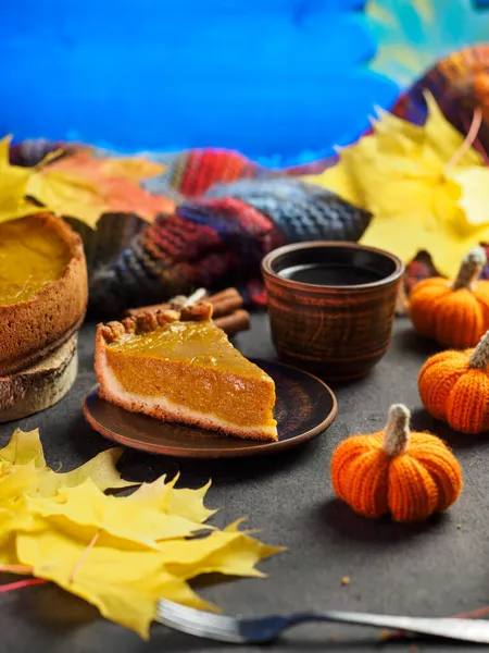 Pezzo Torta Zucca Tradizionale Piatto Una Tazza Caffè Fogliame Giallo — Foto Stock