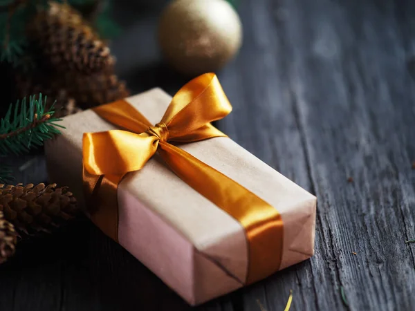 Közelkép Egy Karácsonyi Ajándék Doboz Arany Szalaggal Egy Asztalra Ágak — Stock Fotó
