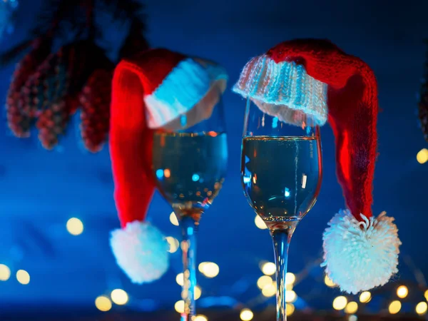 Dos Copas Champán Vino Espumoso Sombreros Santa Sobre Fondo Azul —  Fotos de Stock