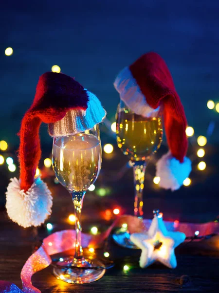 Two Glasses Champagne Sparkling Wine Santa Hats Blue Background Garland — Stock Photo, Image