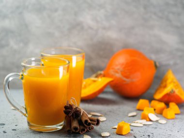 Masada balkabağı, ayçekirdeği ve tarçın dilimli taze balkabağı suyu var.