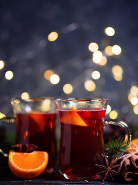 Noel kışı, kırmızı şaraptan baharatlı şarap ve tarçınlı meyve mandalinası. Geleneksel alkollü içecek.