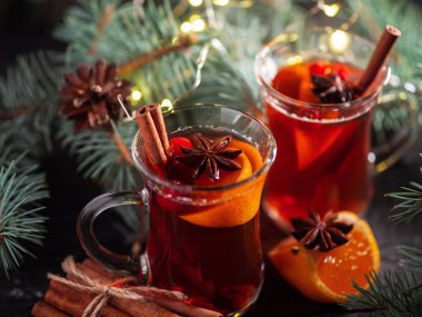 Noel kışı, kırmızı şaraptan baharatlı şarap ve tarçınlı meyve mandalinası. Geleneksel alkollü içecek.