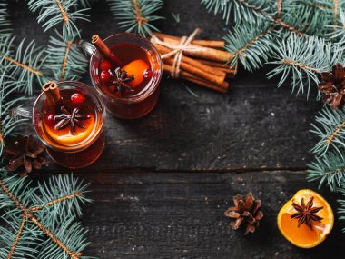 Noel kışı, kırmızı şaraptan baharatlı şarap ve tarçınlı meyve mandalinası. Geleneksel alkollü içecek.